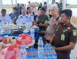 Kejari Pinrang Dukung Ketahanan Pangan, Ikut Gerakan Menanam Padi Serentak Bersama Presiden RI
