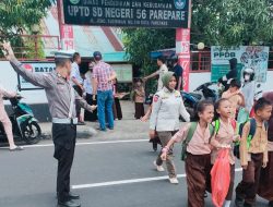 Sat Lantas Polres Parepare Beri Perlindungan ke Pelajar Saat Pulang Sekolah Melalui Pengaturan Arus Lalu Lintas