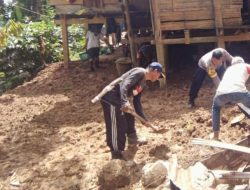 Bhabinkamtibmas Polsek Saluputi Bantu Warga Terdampak Longsor