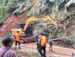 BPBD Tana Toraja Kerahkan Alat Berat Evakuasi Material Longsor di Limbong