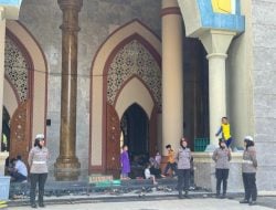Wujud Pelayanan Polri, Polwan Polres Luwu Amankan Ibadah Salat Jumat di Kota Belopa