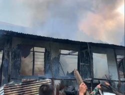 ‎Kebakaran Hebat di Permukiman Warga, TNI Turun Tangan Bantu Evakuasi