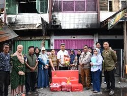 Dinsos dan Kelurahan Paropo Menyerahkan Bantuan ke Korban Kebakaran di Jalan Anggrek