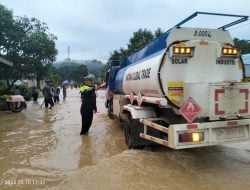 Polres Luwu Hadir di Tengah Banjir Larompong, AKBP Arisandi: Keselamatan Warga adalah Prioritas Utama