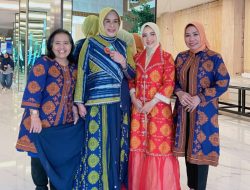 Ketua Dewan Kerajinan Nasional Daerah Kabupaten Pinrang Hj.A.Sri Widiyati Irwan Ikut Ajang Fashion Show