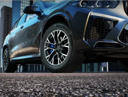 Jangan Nyalakan Lampu Hazard Saat Hujan! Hankook Tire Jelaskan Alasannya