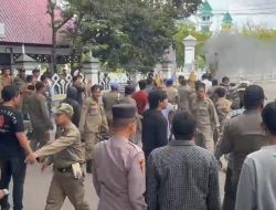 Ricuh di Depan Kantor Bupati Pinrang, Orasi Mahasiswa Dinilai Langgar Etika.Satpol PP dan Kasat intelkam Polres Klarifikasi