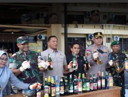 Kapolres Pinrang Pimpin Langsung Pemusnahan Ribuan Botol Miras Hasil Operasi Pekat Lipu 2025