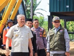 Bupati Pinrang Serahkan Bantuan Tunai kepada Korban Bencana Angin Kencang di Desa Salipolo