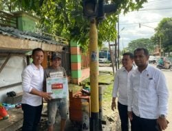 Momen Polisi Berbagi Sembako di Bulukumba, Kasat Reskrim Sasar Tukang Becak
