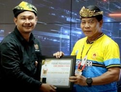 Atas Peran Aktifnya Memajukan Olahraga di Kaltara, SIWO PWI Anugerahi Zainal Paliwang Penghargaan ‘Good Governance’