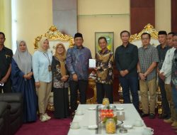 Bupati Luwu H Patuhudding Menyerahkan Bantuan Bahan Baku Rumah (BBR) ke Korban Bencana Angin Puting Beliung