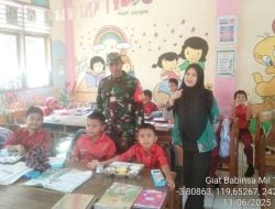 Babinsa Koramil 04 Kodim 1404 Pinrang Dampingi Distribusi Makanan Bergizi di SDN 161 Pinrang
