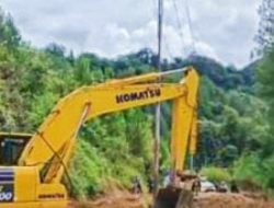 Anggota Dewan Kordinasi Gereja Katolik Kondodewata Kerahkan Excavator Bersihkan Longsor