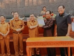 Bupati Zadrak Serahkan Ranperda Pertanggngjawaban APBD 2024