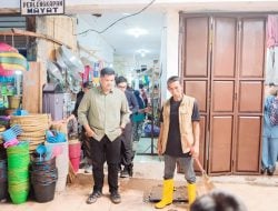 Usai Pantau Kerja Bakti, Bupati Bantaeng Terima Bantuan Sembako dari Baguna PDI-P Sulsel